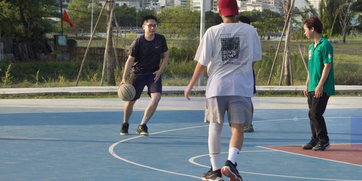 从2021到2025的数据节点与奖杯轮廓组成的抽象时间线